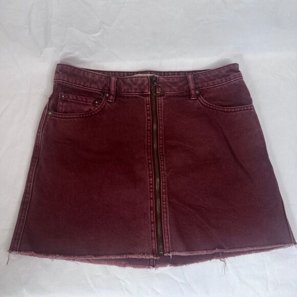 We the Free Zip It Up Denim Mini Skirt Raw Hem Maroon Size 27 Streetwear Basic - Picture 7 of 9